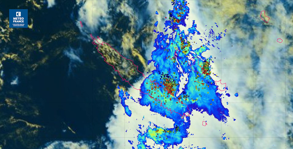 Image satellite Himawari 9 en canal infrarouge, réflectivités radar et impacts de foudre, le lundi 20 octobre à 10h00.