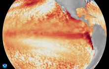 Imagerie satellite montrant la différence entre les températures moyennes de la surface de la mer à l'équateur dans l'océan Pacifique tropical (représentées par différentes nuances de rouge et d'orange pour la chaleur) au cours de la première semaine de juin 2026, par rapport à la base de référence utilisée par le programme Coral Reef Watch de la NOAA.